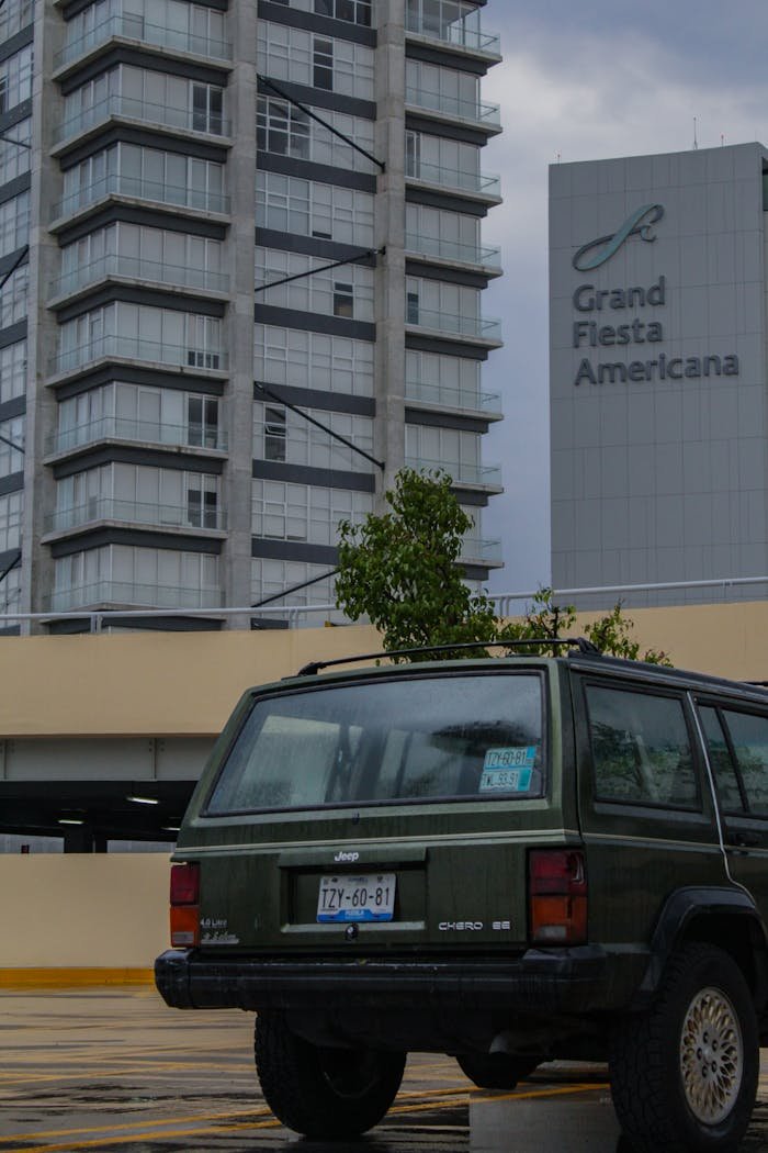Services-03 urban-scene-with-jeep-and-modern-architecture-32626596
